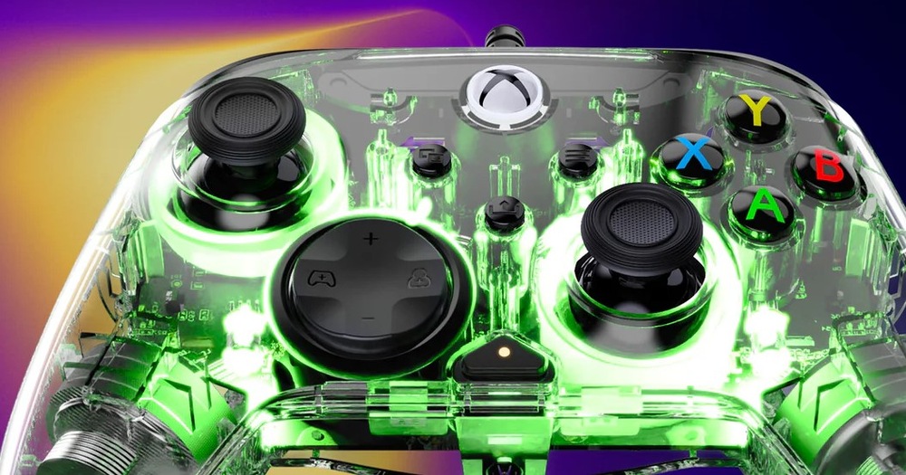 Gamepad Turtle Beach Afterglow Wired RGB, XBOX X/S, XBOX One, PC priehľadný Pohľad zblízka na prednú časť ovládača Turtle Beach Afterglow Wired RGB s ovládacími prvkami.