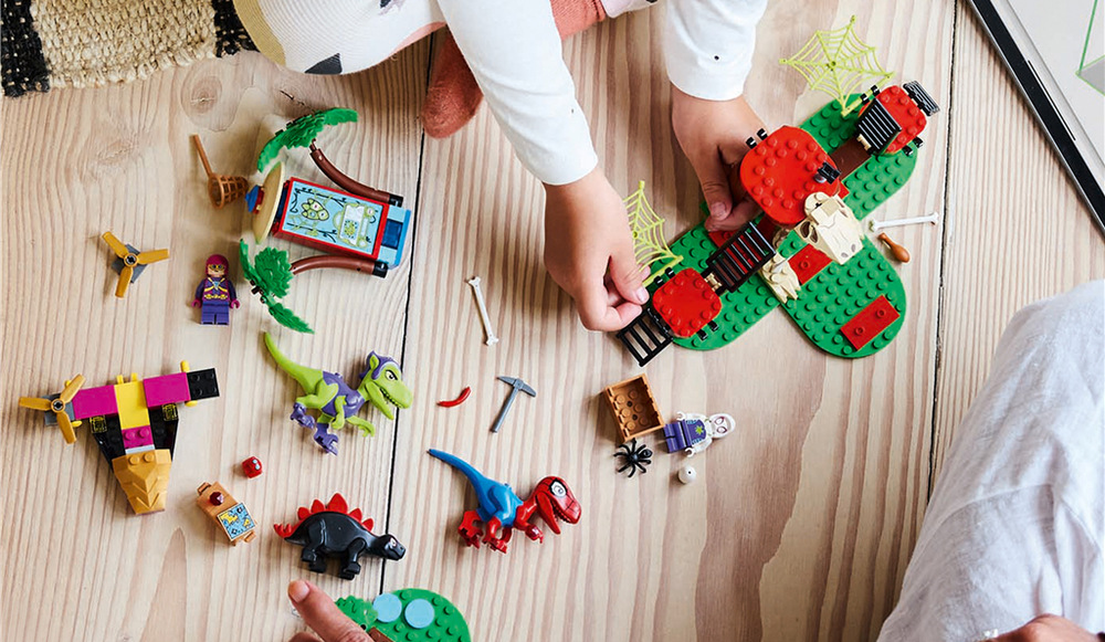 Stavebnica LEGO® Marvel Spidey a jeho fantastickí priatelia 11200 Spidey, Gobby a bitka raptorov v základni na strome Stavanie je vďaka samostatným vreckám, obrázkovému návodu a začiatočníckym kockám ľahké aj pre malých staviteľov.