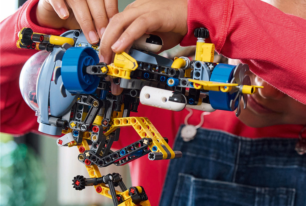 Stavebnica LEGO® Technic 42201 Hlbokomorská výskumná ponorka Výskumná ponorka zavedie deti do sveta pod hladinou, kde môžu vymýšľať vlastné prieskumné misie.