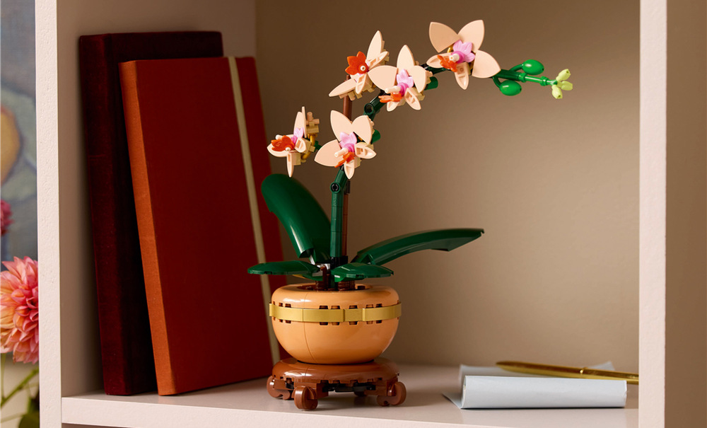 Stavebnica LEGO® Botanicals 10343 Miniaturní orchidej Päť broskyňových kvetov, puky a zelené listy vytvárajú elegantnú orchideu inšpirovanú jarou a novými začiatkami.