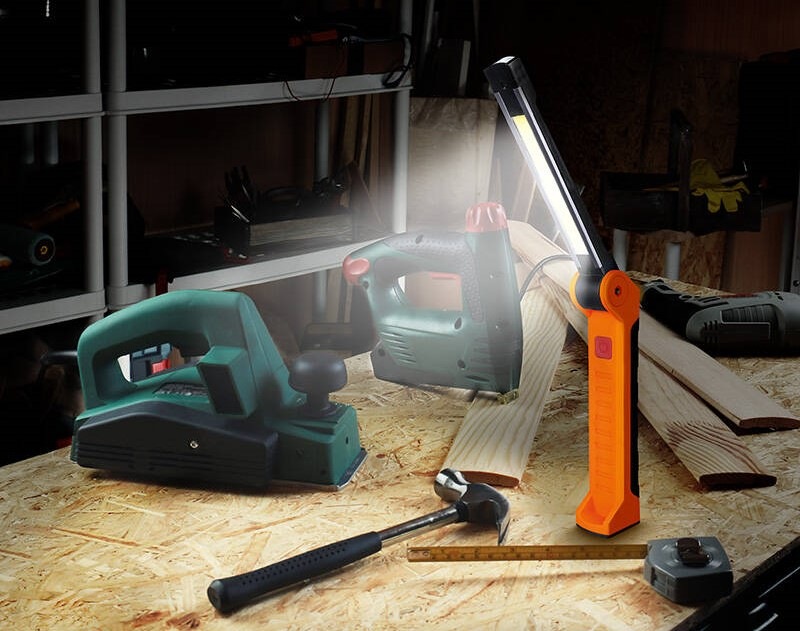 Lampáš Solight WM20, Pracovná nabíjacia LED lampa, 500lm + 70lm, COB, Li-Ion, USB čierna/oranžová Lampáš Solight WM20, Pracovná nabíjacia LED lampa, 500lm + 70lm, COB, Li-Ion, USB čierna/oranžová