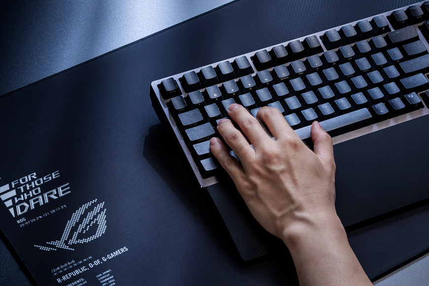 Klávesnica Asus ROG Azoth 96 HE CZ/SK čierna Asus ROG Azoth 96 HE - písanie na klávesnici