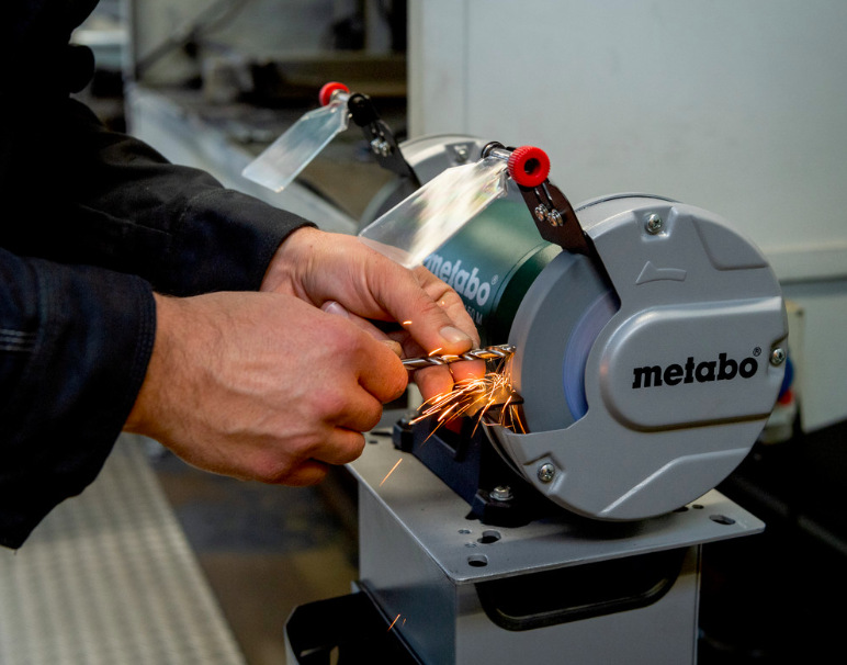 Kotúčová brúska Metabo DS 125 M 604125000 Pracovník brúsi kovový nástroj na kotúčovej brúske Metabo DS 125 M počas prevádzky