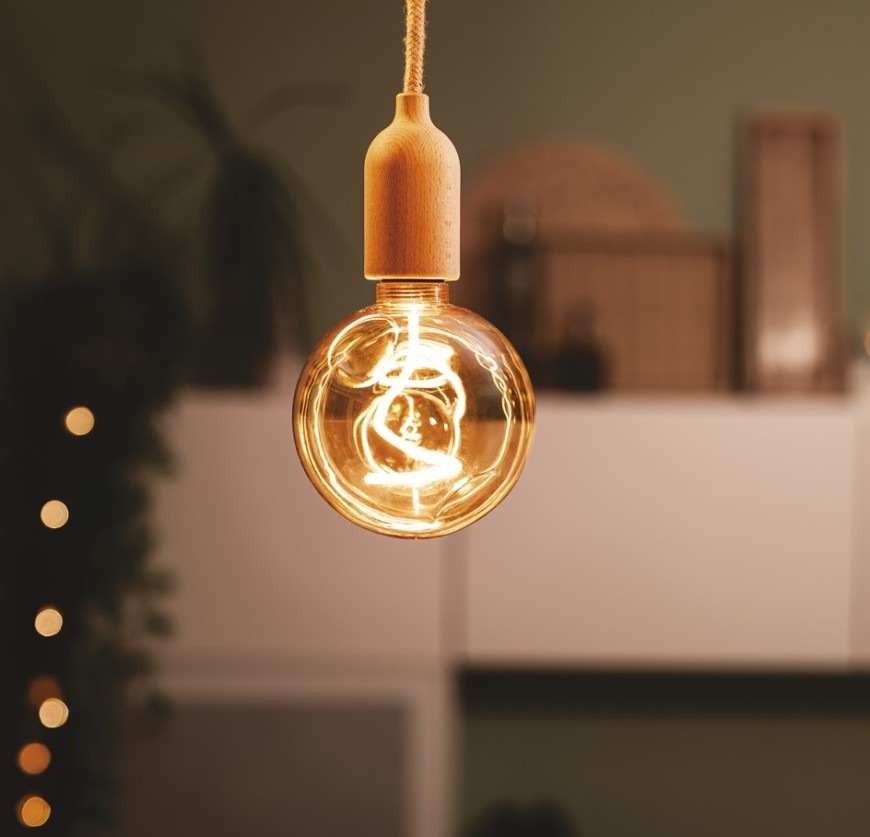 LED žiarovka EMOS DECO CG125A "BURGEON", 4,5 W, 240 lm, E27, teplá biela + LED žiarovka EMOS DECO CG125A "BURGEON" inštalovaná v interiéri