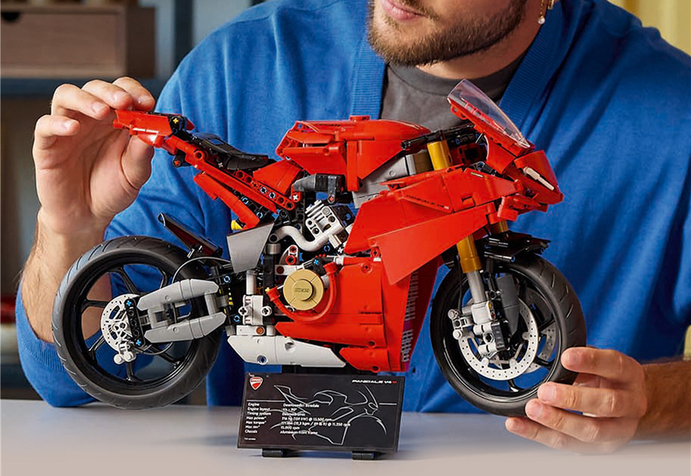 Stavebnica LEGO® Technic 42202 Motorka Ducati Panigale V4 S 1 604 dielikov ponúka dospelým staviteľom prepracovaný projekt plný detailov a technických princípov.
