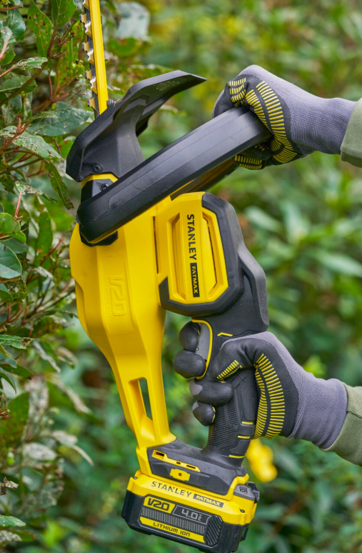 Detail ergonomickej rukoväte nožníc Stanley FatMax SFMCHT655B-XJ pri práci
