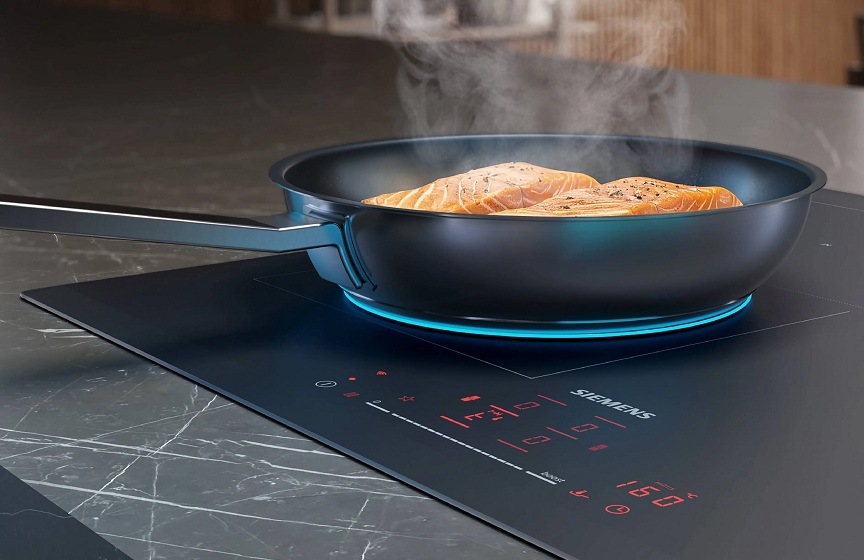 Indukčná varná doska Siemens iQ700 EX651HEC1E fryingSensor Pro čierna Panvica položená na varnej doske Siemens demonštruje frying senzor, ktorý dohliada, aby sa jedlo nepripálilo