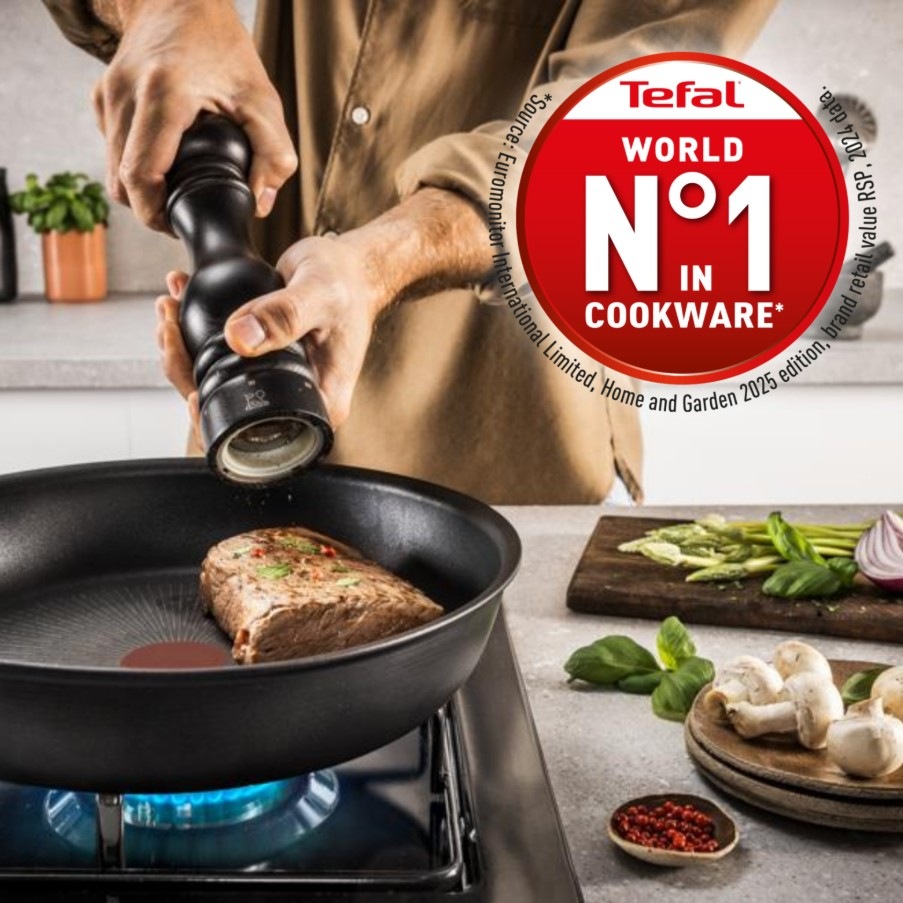 Panvica Tefal Experience G3340443, 24 cm čierna Muž solí mäso na panvici