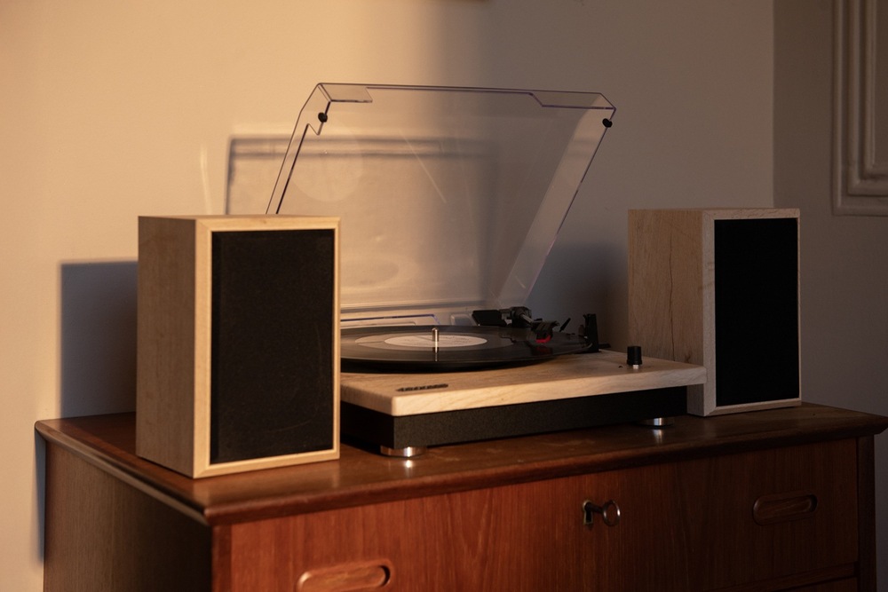 Gramofón Crosley Brio hnedý Jednoduché ovládanie s remienkovým pohonom a automatickým spustením ihly uľahčuje každodenné používanie.