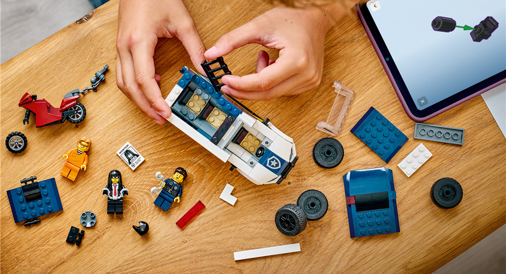 Stavebnica LEGO® City 60479 Policejní dodávka pro převoz vězňů Motorka s hákom umožní vytrhnúť dvere cely a rozohrať napínavý útek väzňov aj následnú naháňačku.