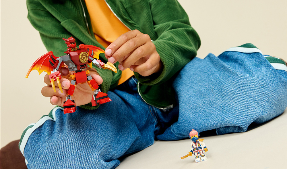Stavebnica LEGO® NINJAGO® 71851 Kaiov bojový balíček s dračím oblekom Dračí robotický oblek zaujme krídlami, pazúrmi aj otočným trupom a umožní Kaiovi vyraziť priamo do bitky.