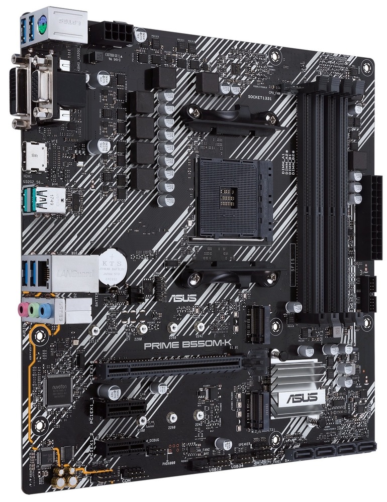 Základná doska Asus PRIME B550M-K Pohľad zhora na dosku s portami a slotmi pre pripojenie komponentov. Približne pri strede slot pre CPU. čiastočne vidíme z boku porty pre externé zariadenia.