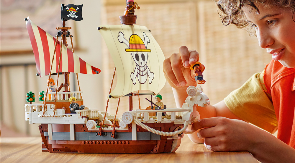 Stavebnica LEGO® ONE PIECE 75639 Pirátská loď Plovoucí Merry Plávajúce Merry ponúka vysoké sťažne, plachty, kormidlo a výraznú ovčiu figúru na prove.