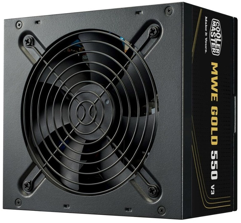 Na obrázku je čierny napájací zdroj Cooler Master. Na prednej strane má veľký chladiaci ventilátor krytý kovovou mriežkou a zboku nápis MWE Gold 550 V3. Zdroj pôsobí jednoducho, robustne a je určený pre bežné až výkonnejšie počítačové zostavy.