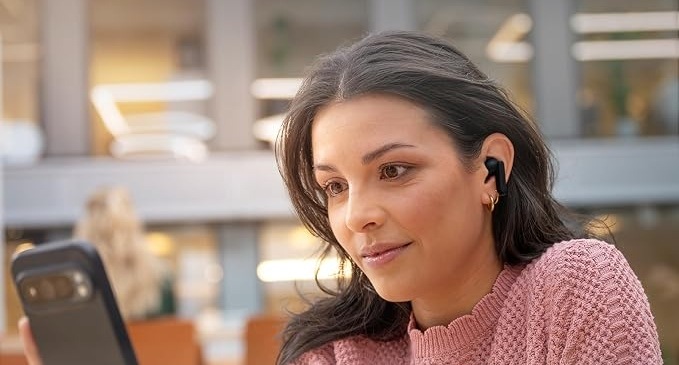 Slúchadlá Philips TAT2200BK/00 čierna Žena sledujúca obrazovku telefónu má v ušiach slúchadlá Philips s dotykovým ovládaním, hlasovými asistentmi a aplikáciou pre smartphone