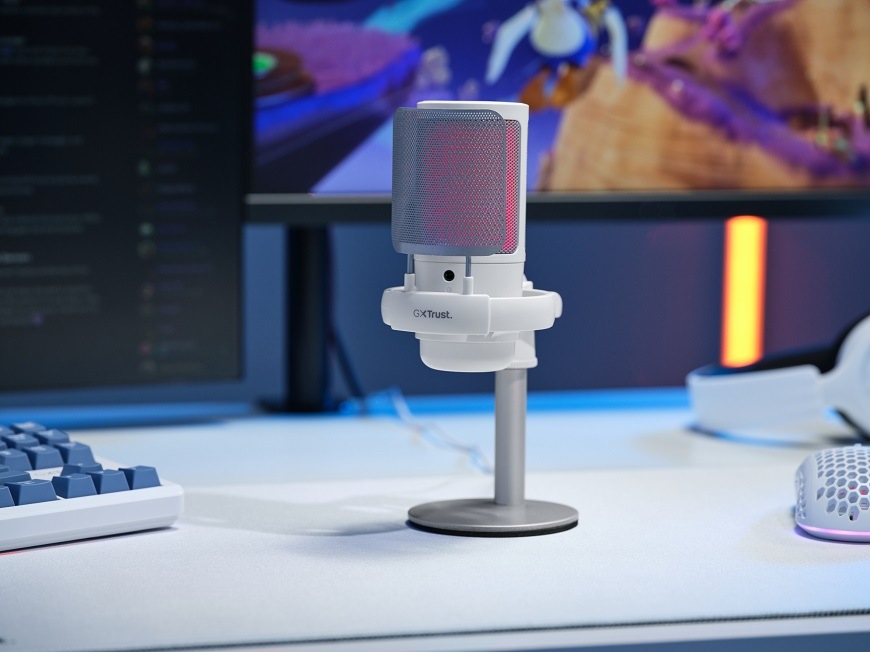 Mikrofón Trust GXT238 Auron, USB-C, RGB biely Mikrofón Trust GXT238 Auron v interiéri