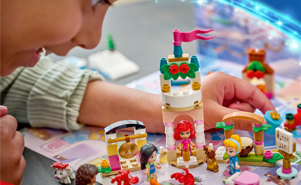 Stavebnica LEGO® │ Disney 43298 Adventný kalendár 2026 Mikropanenky a drobné modely inšpirované svetom Disney umožnia deťom vytvárať vlastné rozprávkové scénky.