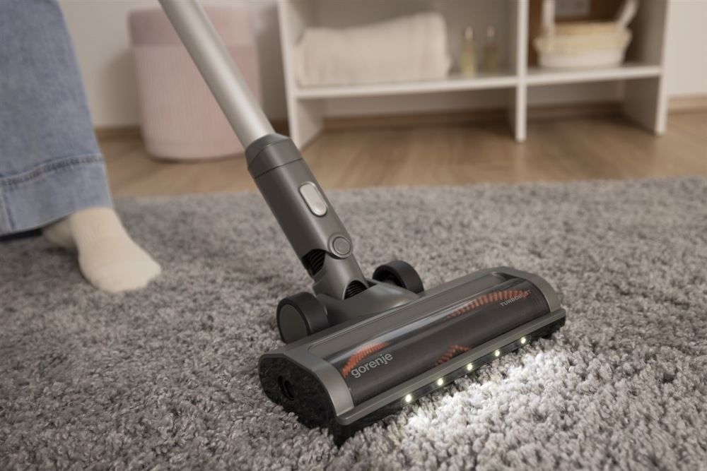 Tyčový vysávač Gorenje SVC252426FFCA FreeForce Clean InverterPower sivý Tyčový vysávač Gorenje SVC252426FFCA vysáva na koberci