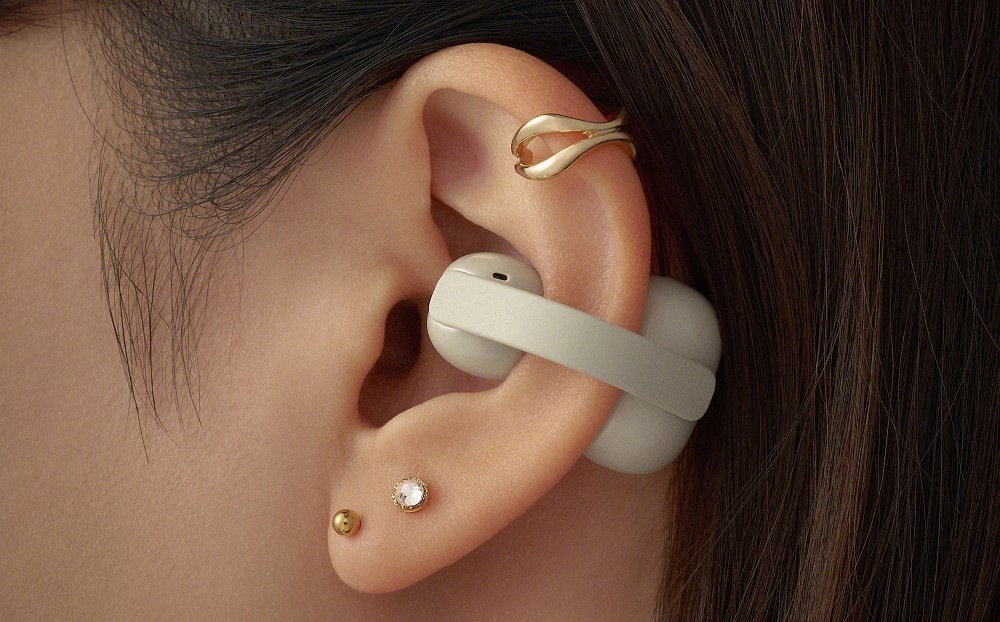 Slúchadlá Sony LinkBuds Clip fialová Ženské ucho s náušnicami a slúchadlom Sony LinkBuds Clip
