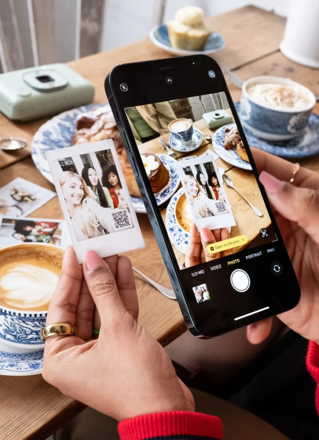 Instantný fotoaparát Fujifilm Instax mini LiPlay+ béžový Detail vytlačenej fotky s QR kódom pre počúvanie zvuku zaznamenaného fotoaparátom Fujifilm Instax mini LiPlay+