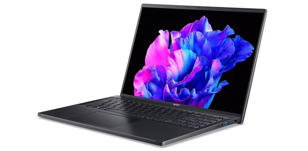 Notebook Acer Swift Go 16 (SFG16-71-588Y) čierny Otvorený a zapnutý notebook Acer Swift Go 16 natočený doľava