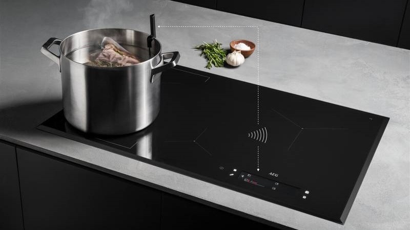 Indukčná varná doska AEG série 9000 IAE84881FB čierna