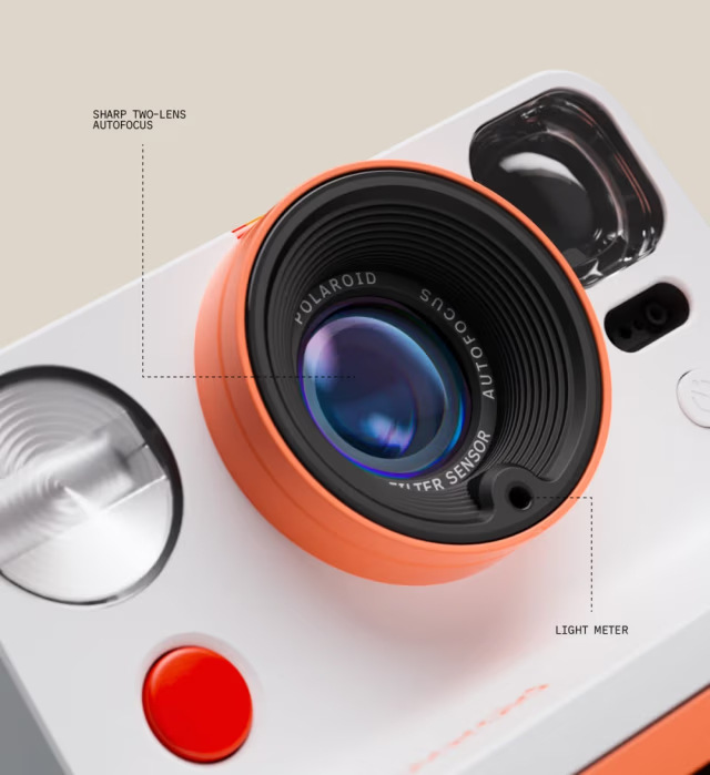 Instantný fotoaparát Polaroid Now Gen 3 čierny Detail objektívu instantného fotoaparátu Polaroid Now Gen 3 s 2 šošovkami