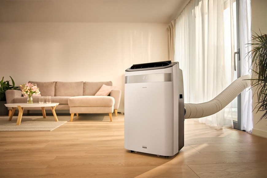 Mobilná klimatizácia Sencor SAC MT1270C EXTRASILENT efektívne ochladzuje modernú obývaciu izbu a vďaka tichej prevádzke zaisťuje príjemné prostredie pre odpočinok aj každodenné používanie.