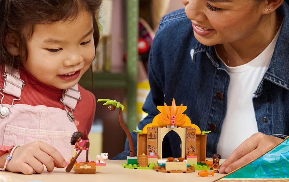Stavebnica LEGO® │ Disney 43282 Vidiecky dom a čln Dedinský dom s kuchynkou, spacím kútom, palmou a dekoráciami prenáša do detskej izby atmosféru filmu Odvážna Vaiana 2.