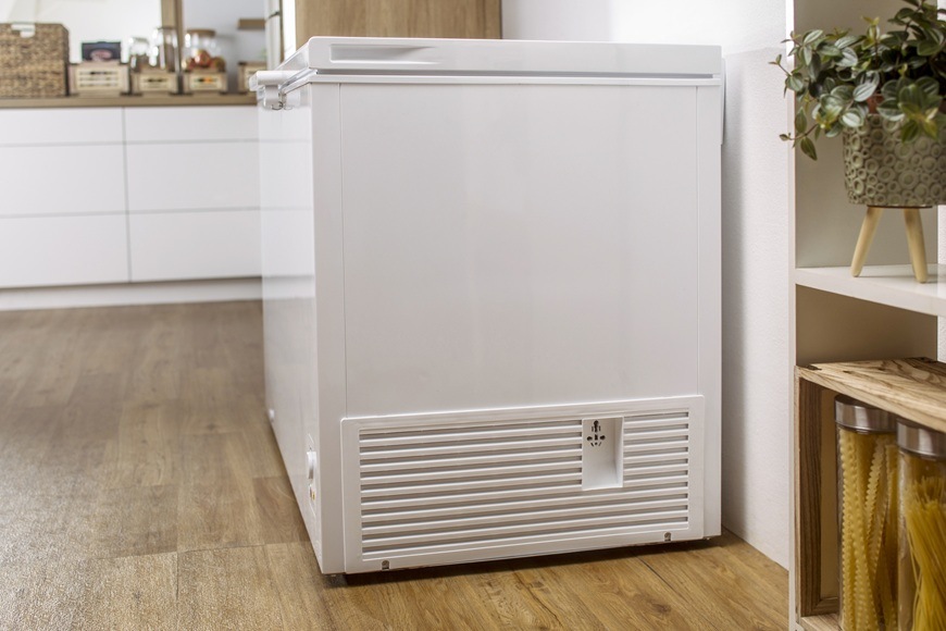 Bočný pohľad na truhlicovú mrazničku značky, ktorá je umiestnená v modernej domácnosti. Gorenje.