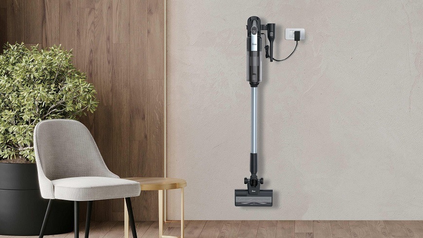 Tyčový vysávač Hoover HF310H 011 čierny/svetlo šedá Tyčový vysávač Hoover HF310H 011 visí na nástennom držiaku a nabíja sa