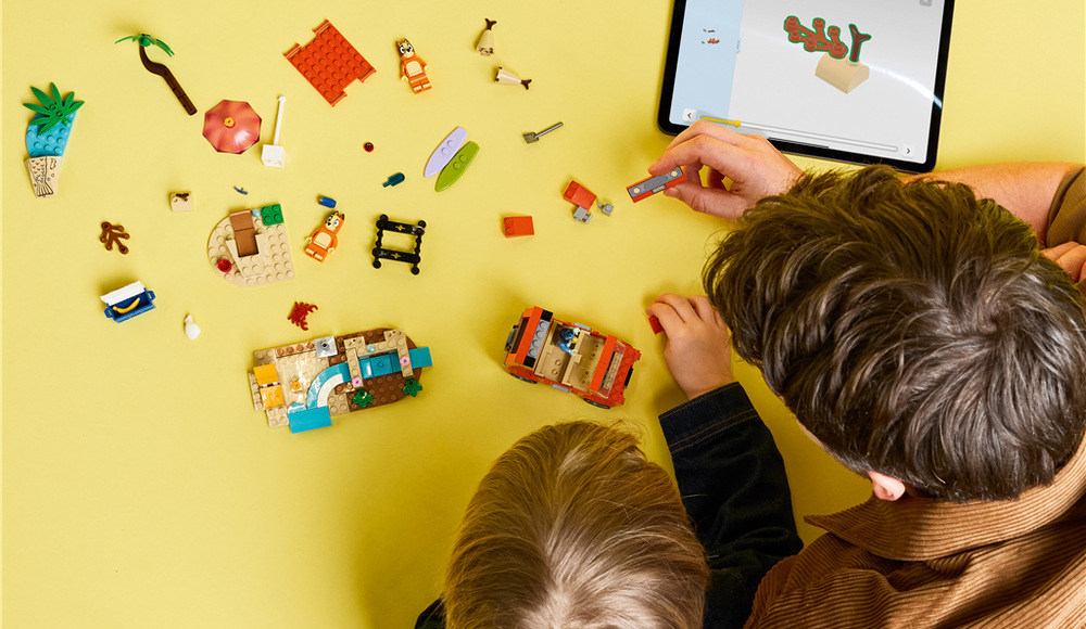 Stavebnica LEGO® Bluey 11202 Bluey a rodinný výlet autom na pláž Na pláži čaká hrad z piesku, slnečník, palma aj morská panna, ku ktorým je možné pridať množstvo drobných doplnkov.