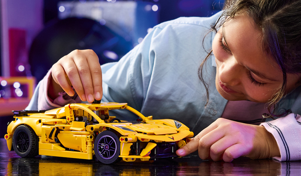 Stavebnica LEGO® Technic 42205 Chevrolet Corvette Stingray Riadenie, otváracie dvere a kapota umožňujú deťom model aktívne preskúmavať a vymýšľať vlastné automobilové dobrodružstvá.