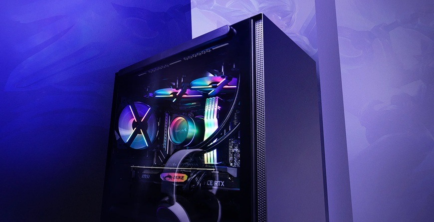 Case DeepCool MACUBE 110 biela Obrázok PC skrine umiestnené na stole.