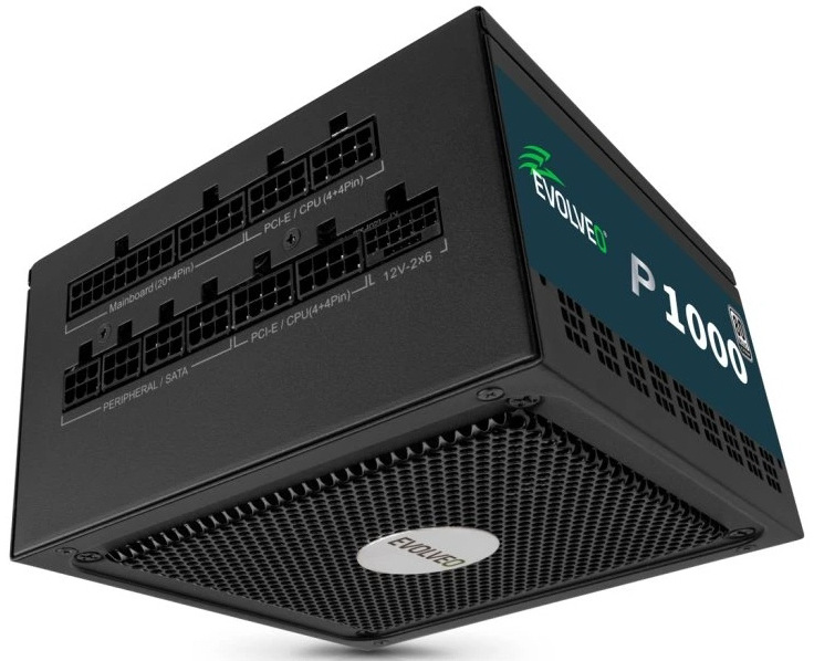 Zdroj Evolveo P1000 80+ Platinum, 1000W, ATX 3.1 čierny Na obrázku je čierny modulárny napájací zdroj Evolveo P1000 fotený šikmo zospodu. Na ľavej strane je panel s konektormi pre odpojiteľné káble, popísaný pre základnú dosku, PCIe/CPU, Peripheral/SATA a 12V-2x6. Na pravej bočnici je veľký štítok s označením EVOLVEO P1000. Zospodu je vidieť veľkú ventilačnú mriežku s logom Evolveo uprostred.