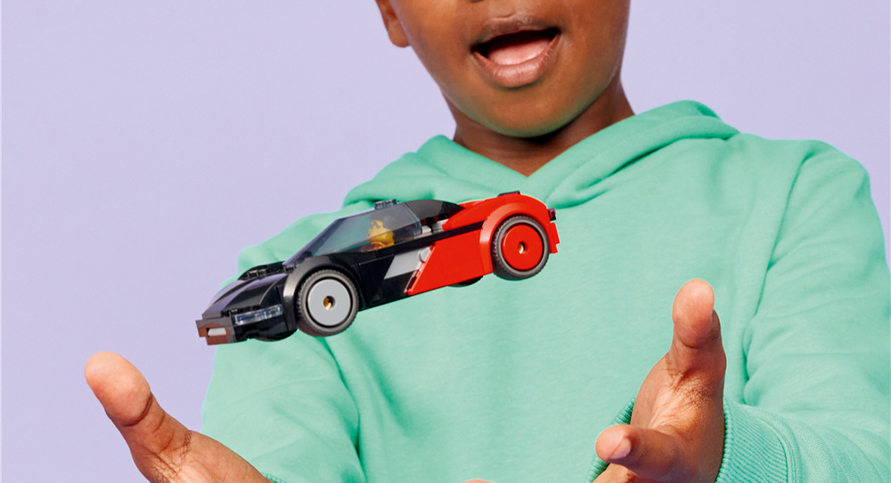 Stavebnica LEGO® City 60486 Elektrické superauto Minifigúrka vodiča so smartfónom dopĺňa model a ponúka postavu pre najrôznejšie závodné aj mestské scenáre.