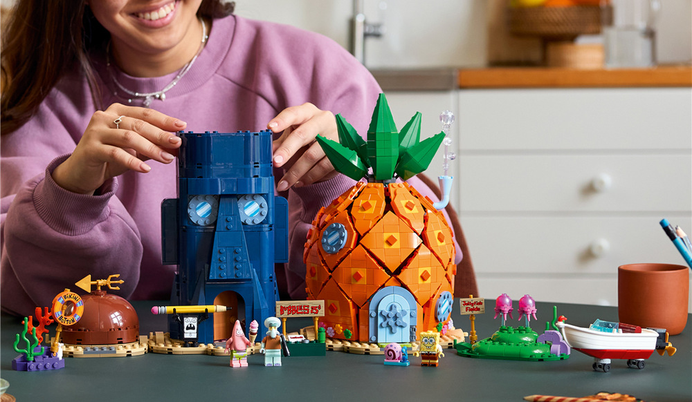 Stavebnica LEGO® Icons 11386 Spongebob Squarepants: Zátišie bikín Rozsiahly model zachytáva Zátišie Bikin s ananásovým domom, Patrikovým kameňom, Sépiákovým obydlím a ďalšími miestami.