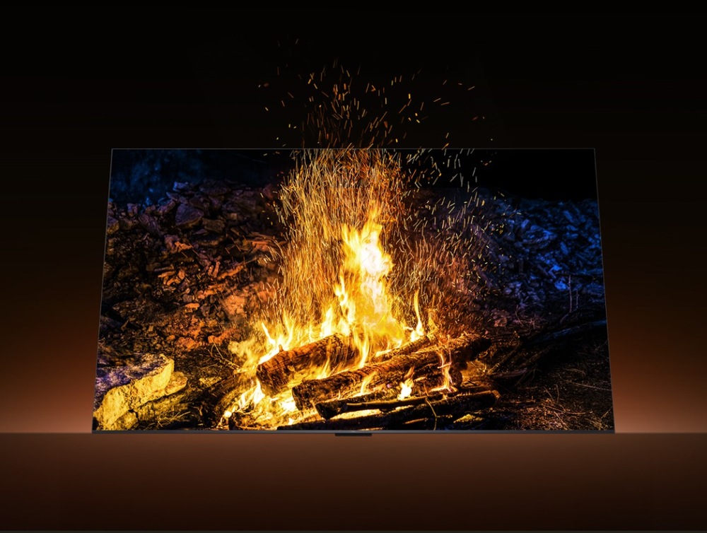 Televízor TCL 65Q7D PRO Maximálna sila HDR zobrazená na televízii, kde horí oheň
