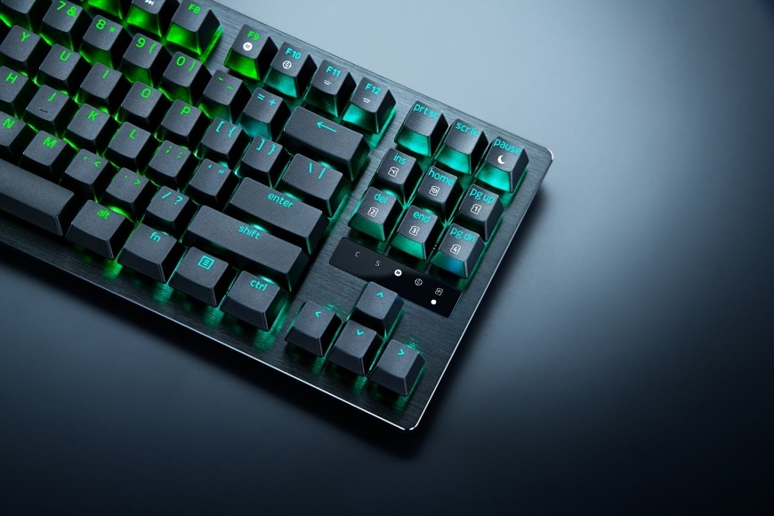 Klávesnica Razer Huntsman V3 Tenkeyless 8KHz, US Layout čierna Detail pravej časti klávesnice s multimediálnymi prvkami a RGB efektmi