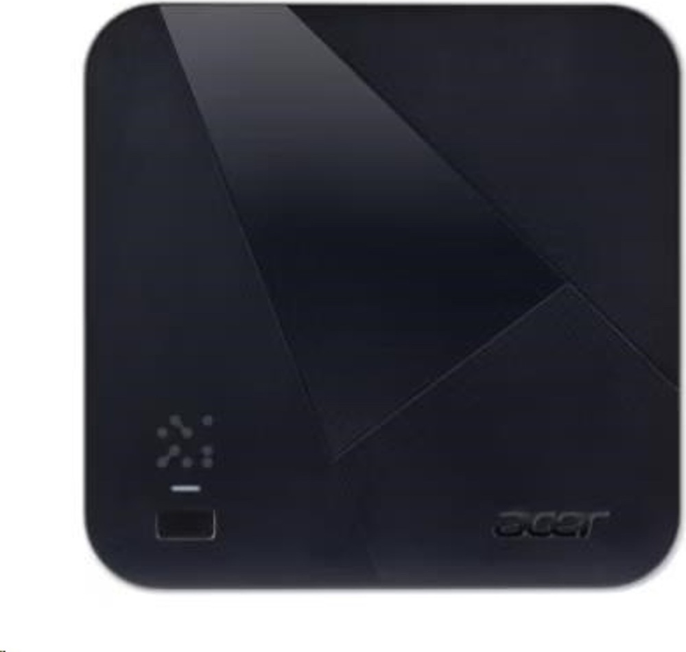 Na obrázku je mini počítač Acer Revo Box RB102-BARR R5 z horného pohľadu. Má čierne kompaktné telo so zaoblenými rohmi a decentným geometrickým vzorom tvoreným šikmými líniami. Vpravo dole je vyrazené logo Acer. V ľavej spodnej časti horného panelu je drobný stavový prvok alebo kontrolka. Dizajn pôsobí jednoduchým, moderným a nenápadným dojmom.