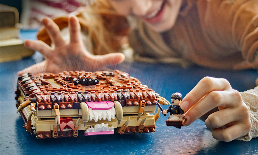 Stavebnica LEGO® Harry Potter™ 76449 Hryzající kniha Obludné obludárium Obludné obludárium má chlpatý vzhľad a oživuje kúzelnícky svet Harryho Pottera.
