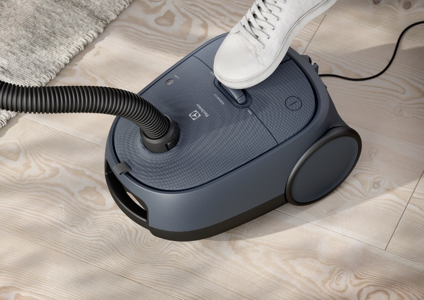 Podlahový vysávač Electrolux 600 EB61C4DB Electrolux 600 Clean EB61C4DB vreckový vysávač