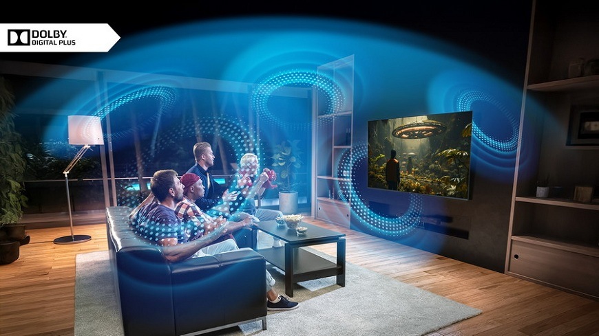 Diváci sledujúci film v obývačke na televízii JVC, graficky zdôraznené zvukové technológie Dolby Digital Plus