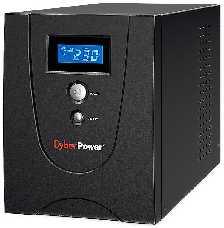 Na obrázku je záložný zdroj (UPS) Cyber ​​Power Systems GreenPower Value LCD 2200VA/1320W. Vyzerá ako čierna hranatá „veža“, podobná menšej počítačovej skrini, určená na postavenie na podlahu alebo vedľa stola. Na čelnej strane je modro podsvietený LCD displej s číslami a ikonami (napríklad napätie a stav záťaže/batérie). Pod displejom sú dve tlačidlá – väčšie POWER (zapnutie) a menšie DISPLAY. V dolnej časti čela je logo CyberPower a na pravom boku sú vetracie otvory na chladenie.