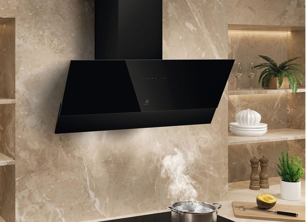 Komínový odsávač pár Electrolux LFV449K séria 700Hob2Hood v kuchyni nad indukčnou doskou.
