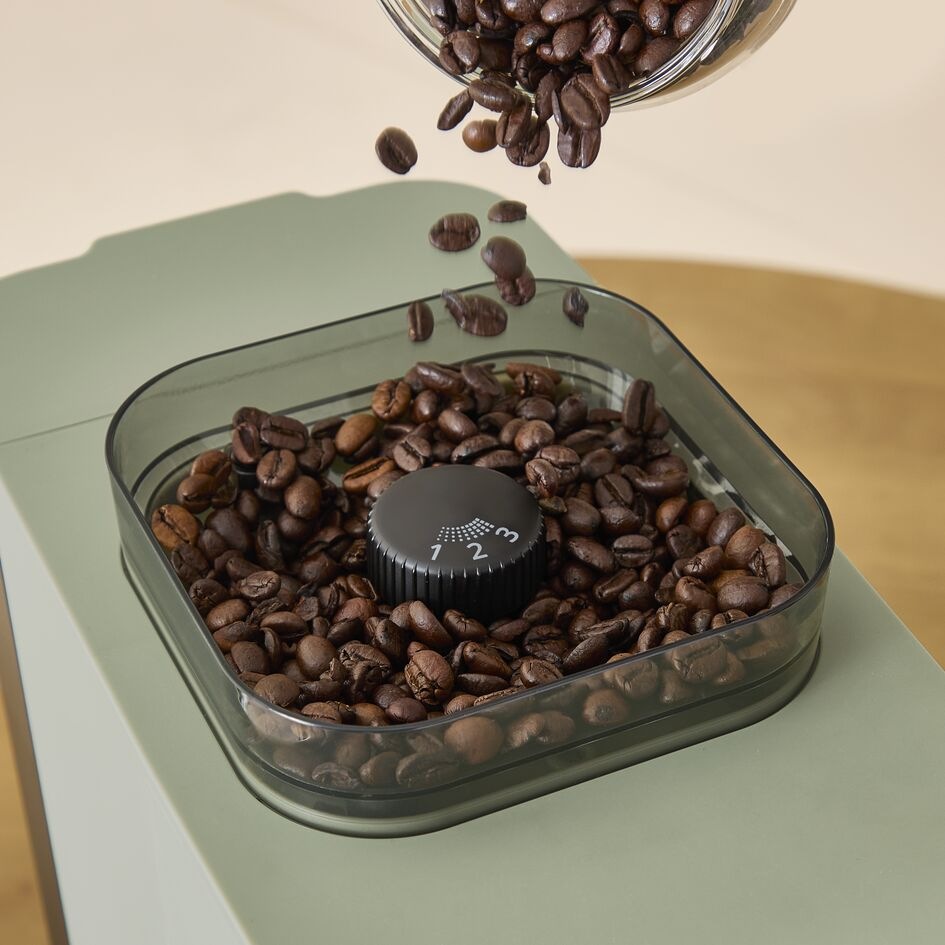 Automatický kávovar Krups Coffee Crush SA401LE0 zelený Detail kávy v mlynčeku kávovaru Krups SA401LE0 Coffee Crush