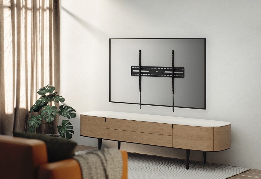 Držiak na TV GoGEN fixní XXL čierny Fixný držiak na TV GoGEN v presvetlenej obývacej izbe nad drevenou komodou
