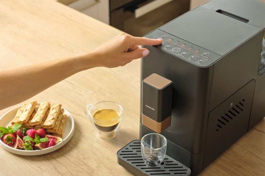 Espresso Sencor SES 6100BK čierne Dotykový ovládací panel automatického kávovaru Sencor SES 6100BK umožňuje jedným stlačením pripraviť rôzne druhy kávy, nastaviť intenzitu aj objem nápoja a upozorní na potrebu údržby.