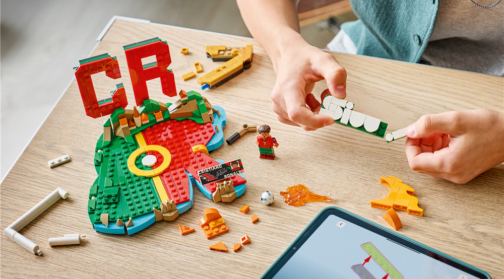 Stavebnica LEGO® Editions 43012 Cristiano Ronaldo – Hvězdné momenty fotbalu Minifigúrka Cristiana Ronalda dopĺňa model o osobitý detail inšpirovaný jeho futbalovou kariérou