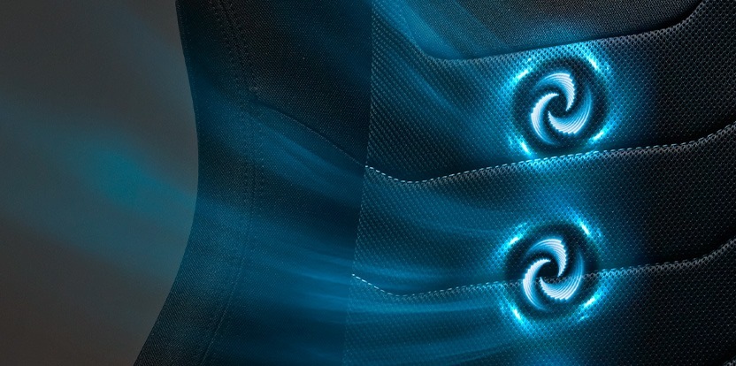 Prídavné sedadlo Next Level Racing ERS3 HYPERCOOL Ventilated čierne Tmavá ergonomická opierka stoličky s tromi žiariacimi modrými špirálovými vzormi a žiarivými líniami zdôrazňuje futuristický, dynamický dizajn.